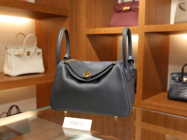 린디 26 스위프트 그리스 미스티 & 블랙 금장 001_139A4534 Lindy 26 Swift Gris Misty & Black GHW
