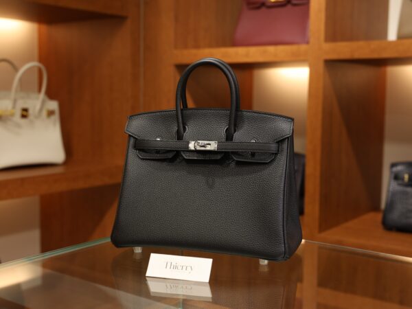 버킨 25 토고 블랙 은장 001_139A4437_7d6a0b51-8f63-43ec-9c39-de680cf90f41 Birkin 25 Togo Black PHW