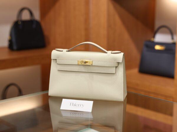 켈리 포쉐트 앱송 끄레 금장 001_139A6252_ee4e2a59-8c6d-416a-860d-761c00dcb1b8 Kelly Pochette Epsom Craie GHW