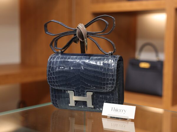 콘스탄스 18 샤이니 엘리게이터 블루 템피트 은장 001_JTB_0132 Constance 18 Shiny Alligator Bleu Tempete PHW
